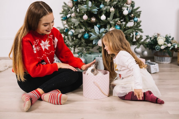 Mujer y niña celebrando navidad en casa