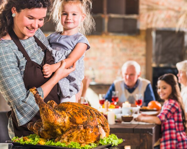 Mujer, con, niña, cerca, asado, jamón