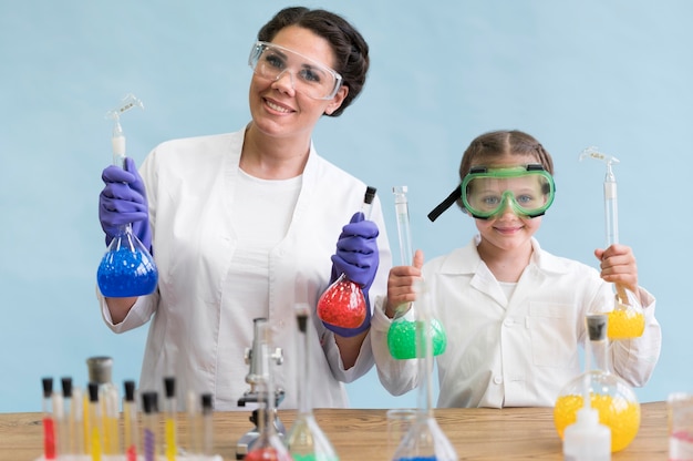 Mujer y niña haciendo ciencia en laboratorio