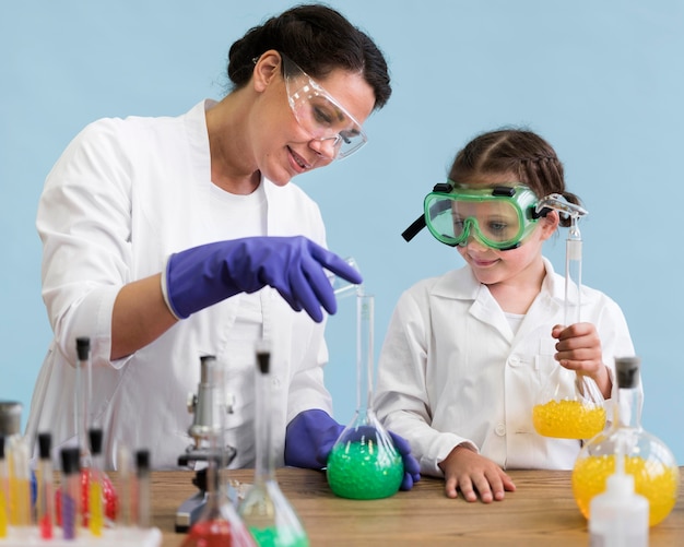 Foto gratuita mujer y niña haciendo ciencia