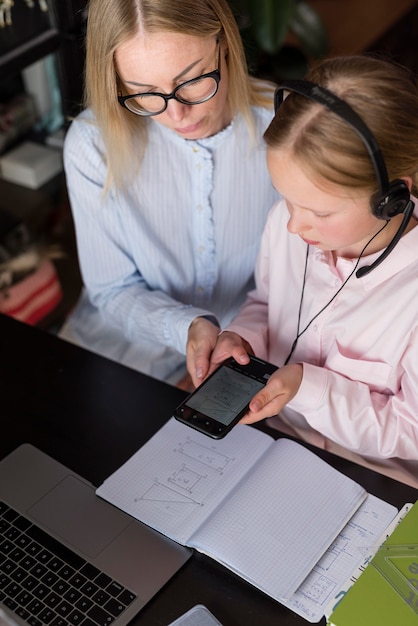 Mujer y niña haciendo la tarea