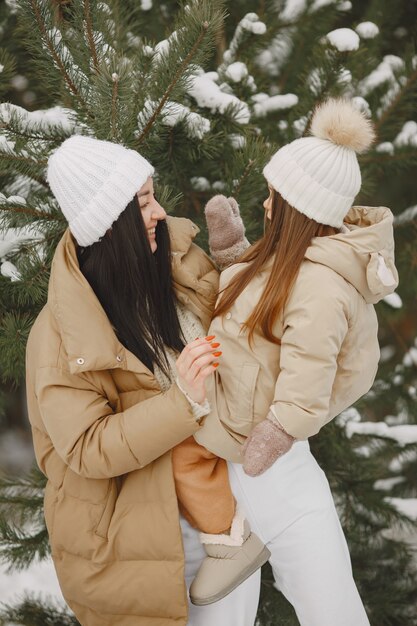 Mujer y niña en un parque nevado