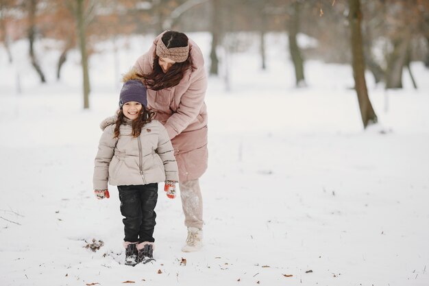 Mujer y niña en un parque