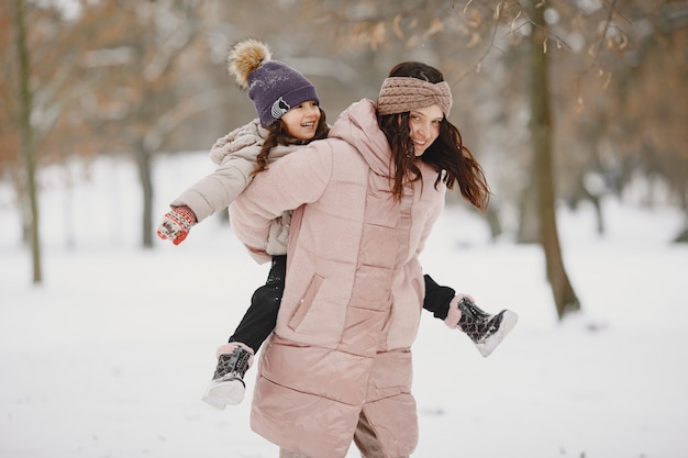 Mujer y niña en un parque