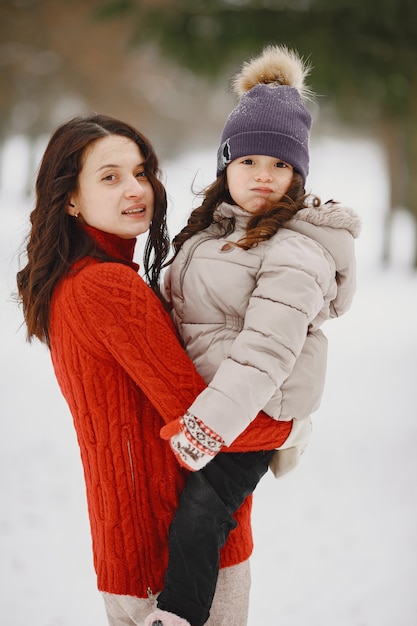 Mujer y niña en un parque