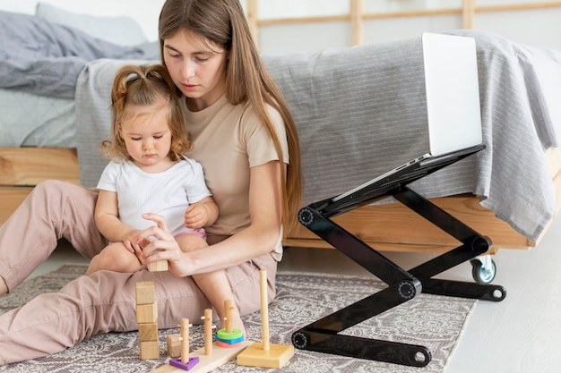 Mujer y niña en el piso