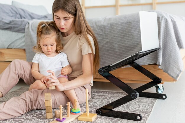 Mujer y niña en el piso