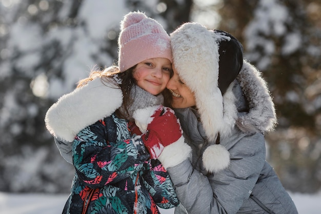 Mujer y niña sonriente de tiro medio