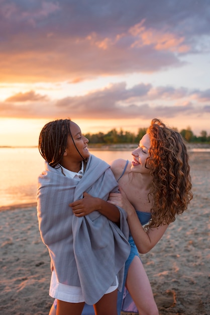 Foto gratuita mujer y niña sonriente de tiro medio