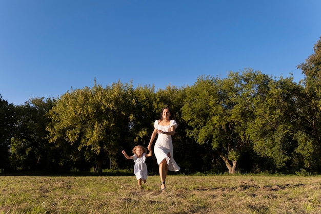 Foto gratuita mujer y niña de tiro completo al aire libre