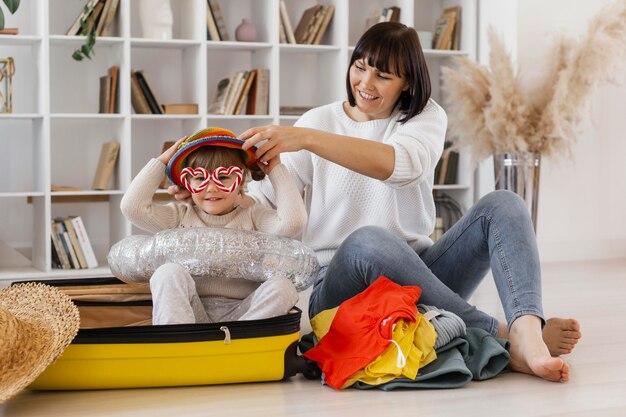 Mujer y niña de tiro completo jugando