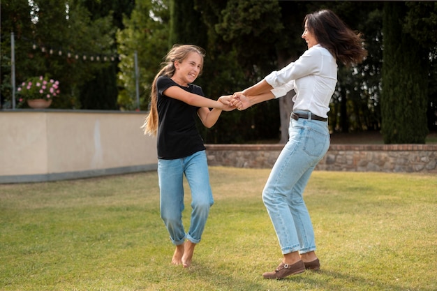 Foto gratuita mujer y niña de tiro completo que se divierten