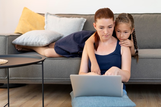 Mujer y niña de tiro medio