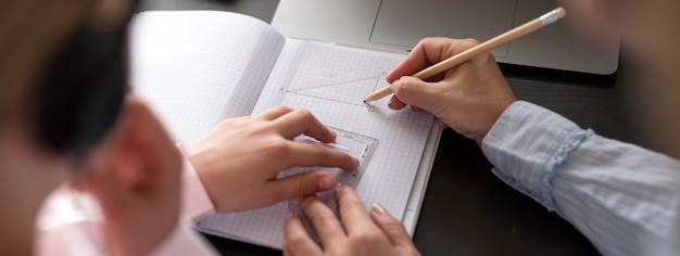 Mujer y niña tomando notas