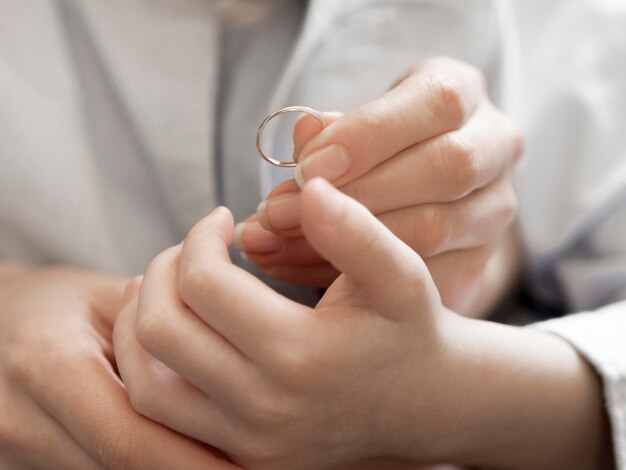 Mujer y niño con anillo de matrimonio