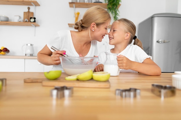 Foto gratuita mujer y niño cocinando plano medio