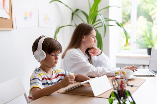 Mujer y niño con dispositivos de tiro medio.