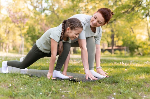 Mujer y niño entrenando juntos tiro completo