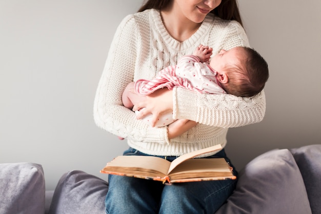 Foto gratuita mujer con niño y libro