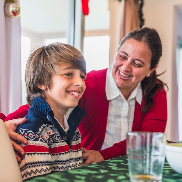 Mujer, con, niño, sentado, en la mesa