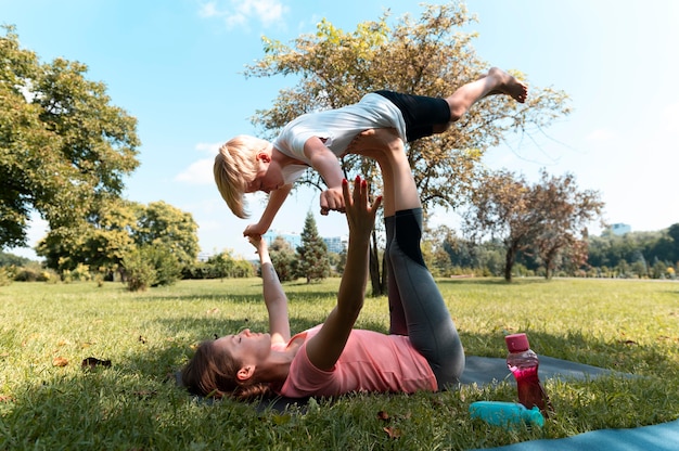 Foto gratuita mujer y niño de tiro completo al aire libre