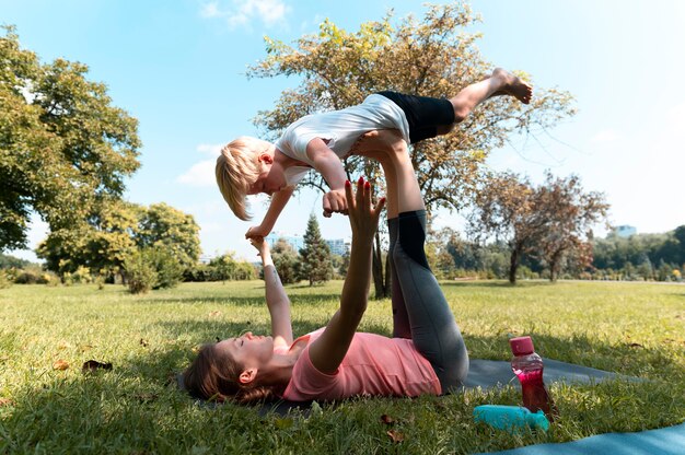 Mujer y niño de tiro completo al aire libre