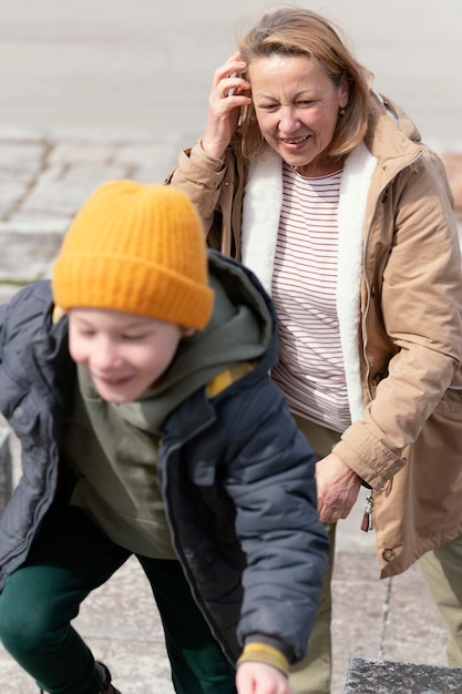 Foto gratuita mujer y niño de tiro medio al aire libre