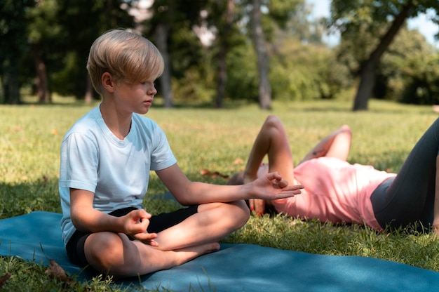 Mujer y niño de tiro medio al aire libre