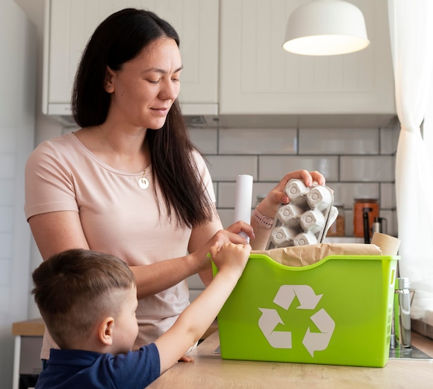 Foto gratuita mujer y niño de tiro medio en la cocina