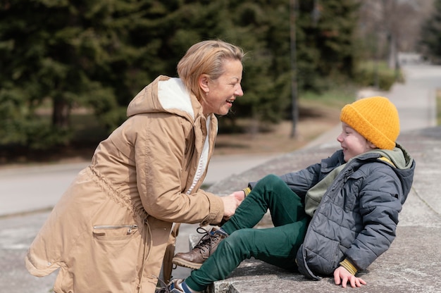 Mujer y niño de tiro medio fuera