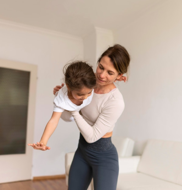 Mujer y niño de tiro medio trabajando