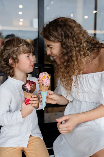 Mujer y niño con vista lateral de helados