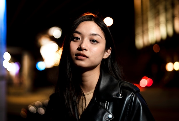 Mujer de noche en las luces de la ciudad