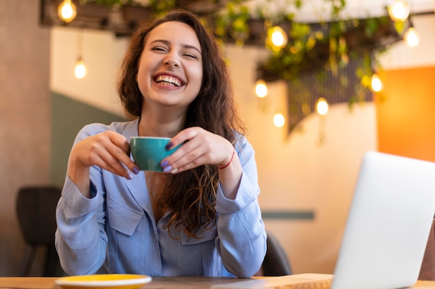 Mujer nómada sonriente con taza