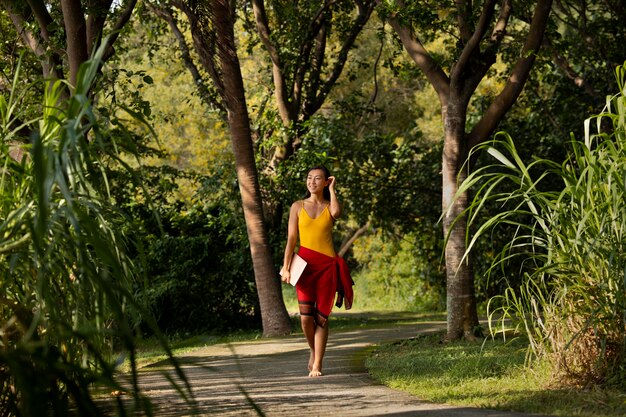 Mujer nómada de tiro completo en la naturaleza