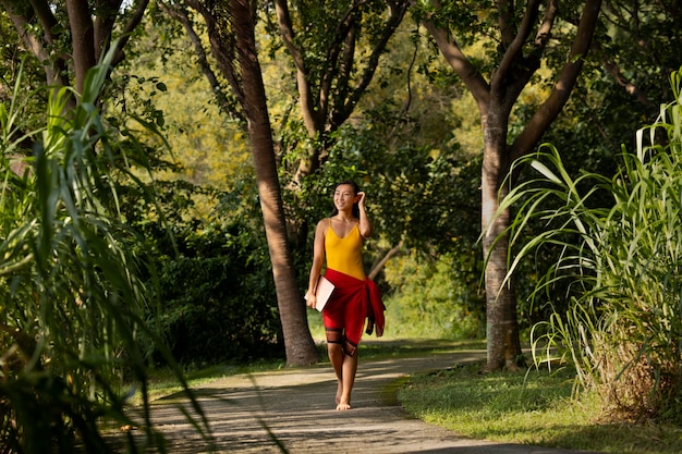 Mujer nómada de tiro completo en la naturaleza