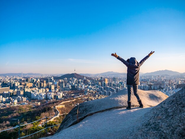 Mujer o niña en la cima de la montaña