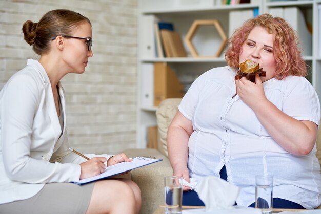 Mujer obesa que consulta sobre desorden alimenticio