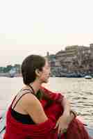 Foto gratuita mujer occidental en un barco explorando el río ganges