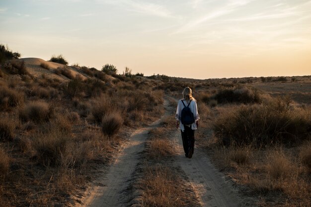 Mujer occidental que explora el desierto de Thar en Rajasthan India