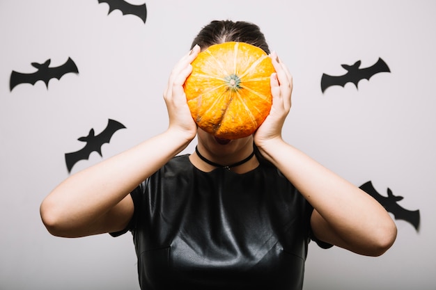 Foto gratuita mujer, ocultar, calabaza