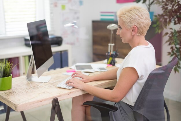 Mujer ocupada trabajando en la computadora