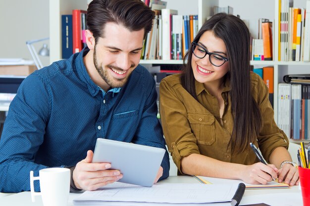 Mujer de la oficina conversación profesionales felices