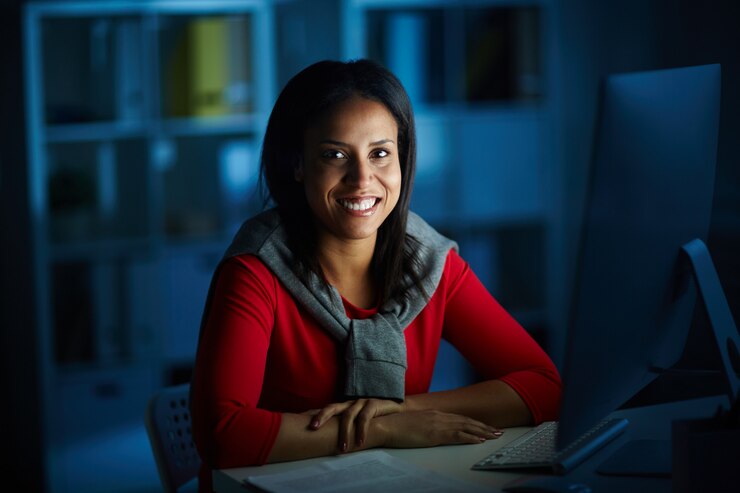 Foto gratuito mujer en la oficina