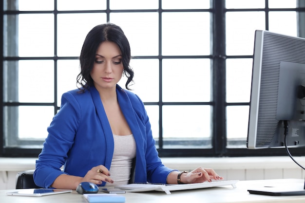 Foto gratuita mujer en la oficina