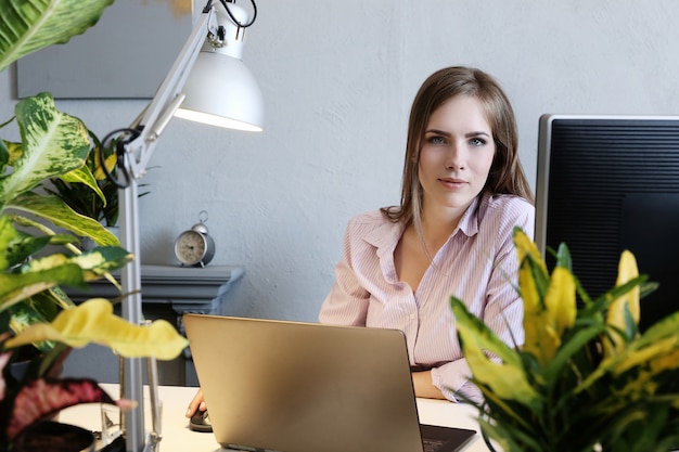 Mujer en la oficina