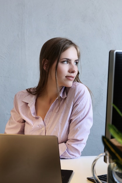 Mujer en la oficina