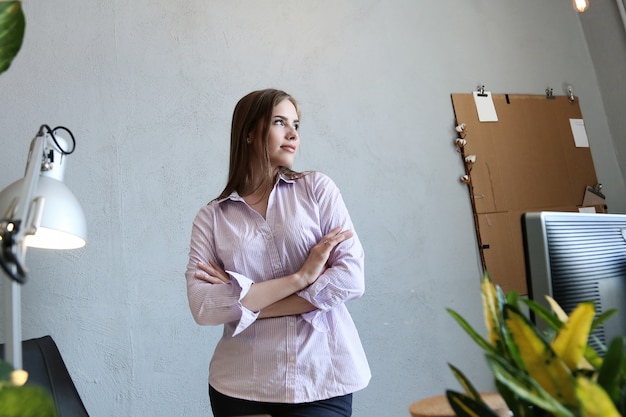 Foto gratuita mujer en la oficina