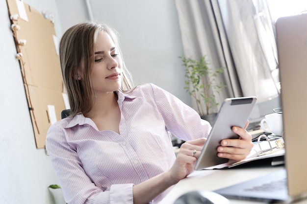 Mujer en la oficina