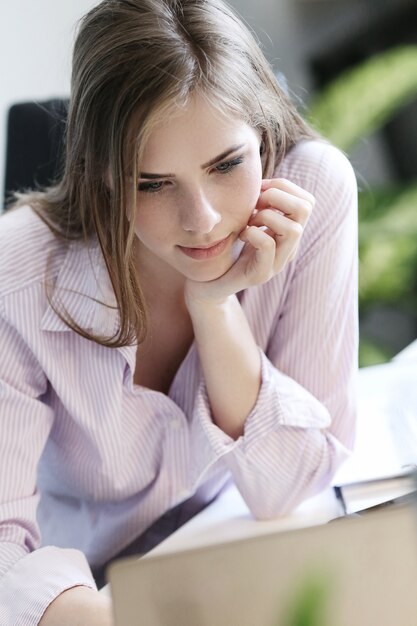 Mujer en la oficina